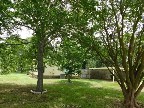 402 Higgs Dr, Bryan, TX 77807 photo 3