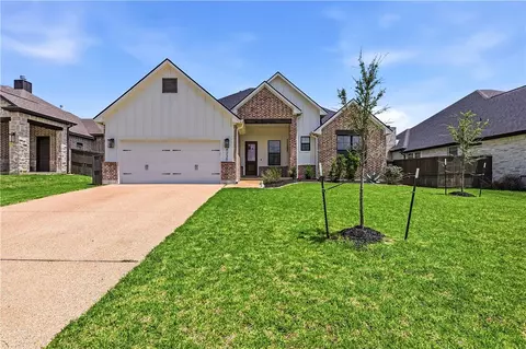 4330 Fox River Ln, Bryan, TX 77802