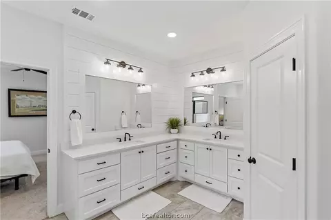 Bath - 4330 Fox River Ln, Bryan, TX 77802 photo 2 of 4