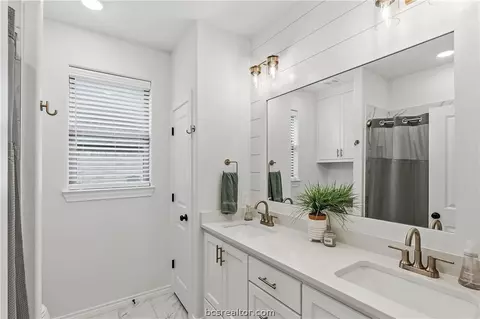 Bath - 4330 Fox River Ln, Bryan, TX 77802 photo 1 of 4