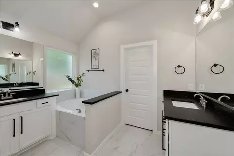 Bath - 1934 Cambria Dr, Bryan, TX 77807 photo 3 of 4