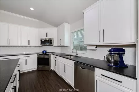 Kitchen - 1934 Cambria Dr, Bryan, TX 77807 photo 3 of 6