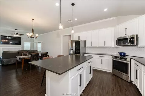 Kitchen - 1934 Cambria Dr, Bryan, TX 77807 photo 4 of 6