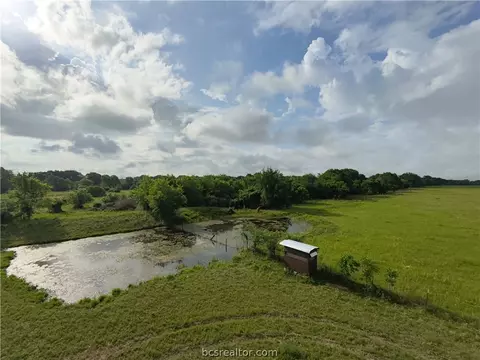 415 Veterans Memorial Dr, Navasota, TX 77868