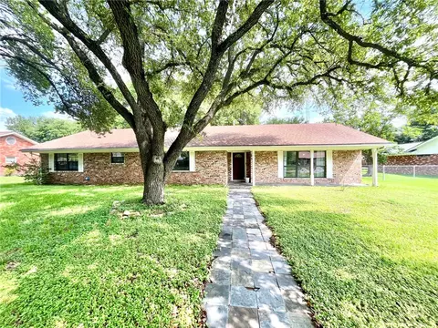 909 Anderson St, Hearne, TX 77859