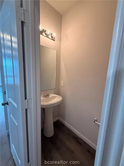 Bath - 982 Rice Dr, Bryan, TX 77803 photo 3 of 5