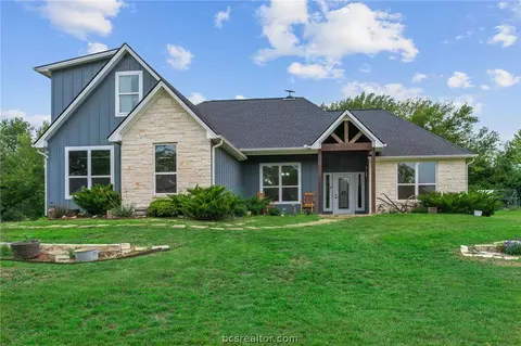 10856 Whispering Oaks Dr, Hearne, TX 77859
