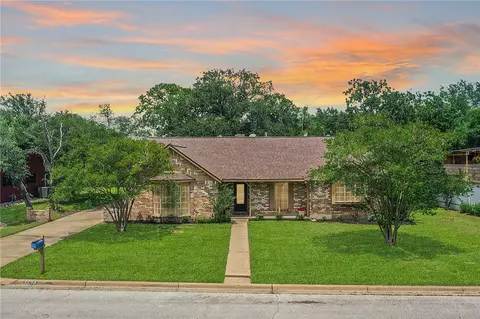 3703 Stillmeadow Dr, Bryan, TX 77802