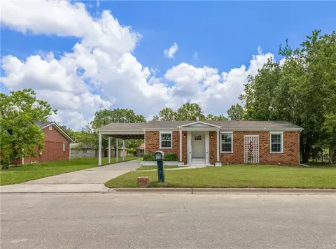 2105 Cabot Cir, Bryan, TX 77803