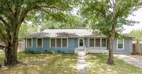 708 Broadmoor Dr, Bryan, TX 77802