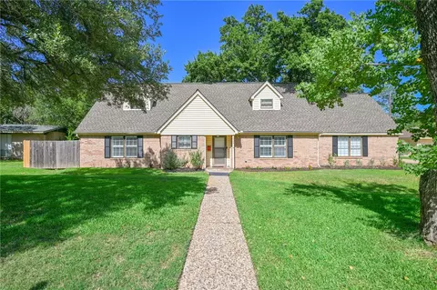2505 Willow Bend Dr, Bryan, TX 77802
