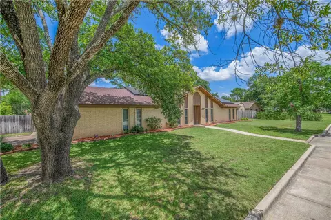 2401 Briar Oaks Dr, Bryan, TX 77802