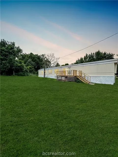 203 N San Gabriel St, Hearne, TX 77859