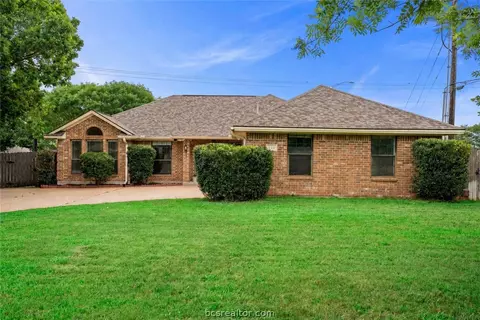600 Coachlight Ct, College Station, TX 77845
