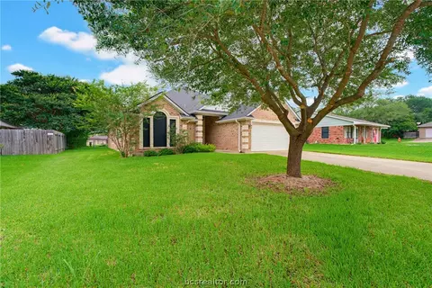 702 Woodson Dr, Caldwell, TX 77836