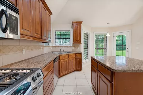 702 Woodson Dr, Caldwell, TX 77836