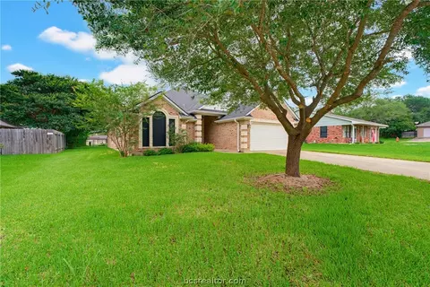 702 Woodson Dr, Caldwell, TX 77836