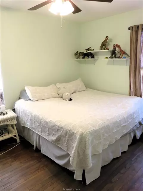 Bedroom - 1413 Sandy Point Rd, Bryan, TX 77803 photo 1 of 4