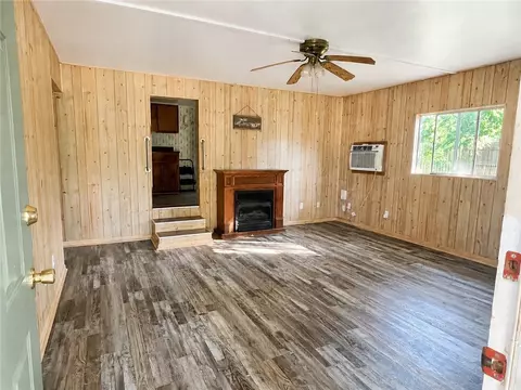 Living - 413 Moorehead, Franklin, TX 77856 photo 1 of 2