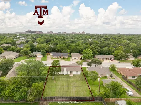 904 Holleman Dr, College Station, TX 77840