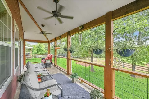 3917 Winding Rd, Hearne, TX 77859