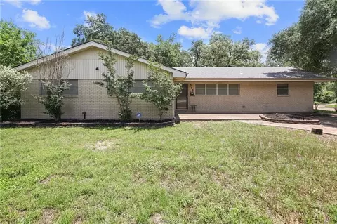 305 Brookside Dr W, Bryan, TX 77801