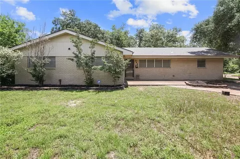 305 Brookside Dr W, Bryan, TX 77801