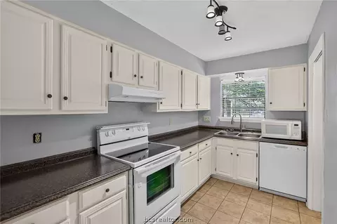 Kitchen - 2822 Oakside Dr, Bryan, TX 77802 photo 3 of 4