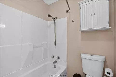 Bath - 2822 Oakside Dr, Bryan, TX 77802 photo 4 of 6