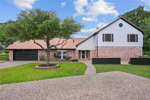Exterior - 2711 Pinehurst Cir, Bryan, TX 77802 photo 2 of 8