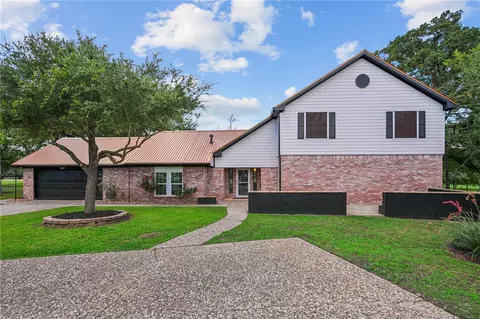 Exterior - 2711 Pinehurst Cir, Bryan, TX 77802 photo 3 of 8
