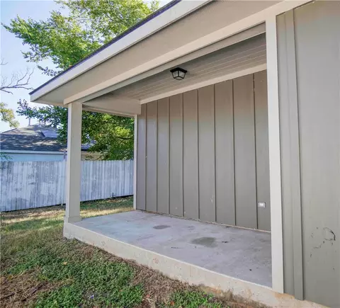 Exterior - 811 Dansby St, Bryan, TX 77803 photo 3 of 6