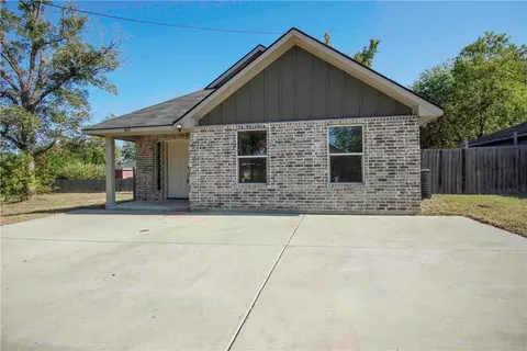 Exterior - 811 Dansby St, Bryan, TX 77803 photo 2 of 6
