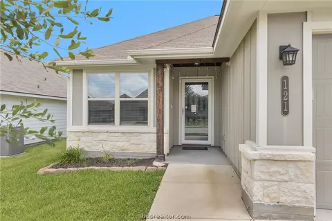121 Dove Landing Ct, Navasota, TX 77868