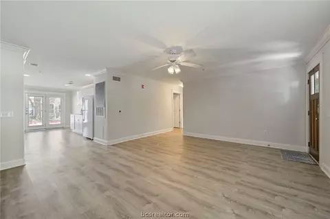 1725 Harvey Mitchell 1812, College Station, TX 77840