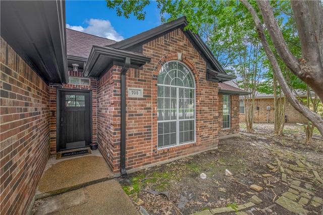 705 Summerglen Dr, College Station, TX 77840