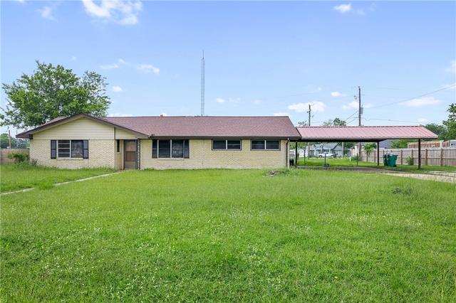 305 W School St, Madisonville, TX 77864