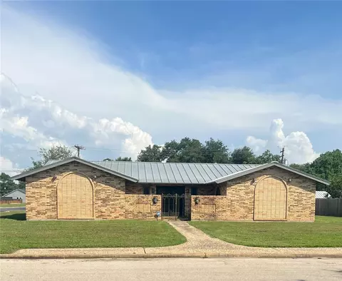 901 Calvert St, Hearne, TX 77859