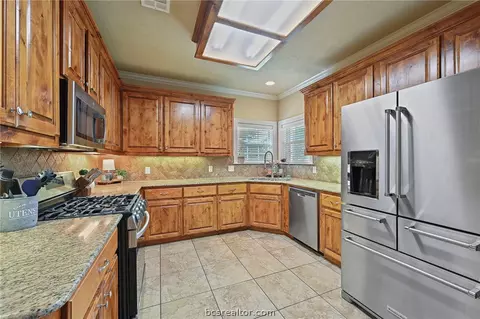 2700 Hickory Ct, Bryan, TX 77808