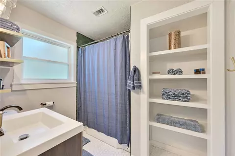 Bath - 901 E North Ave, Bryan, TX 77802 photo 3 of 5