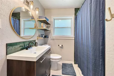 Bath - 901 E North Ave, Bryan, TX 77802 photo 4 of 5