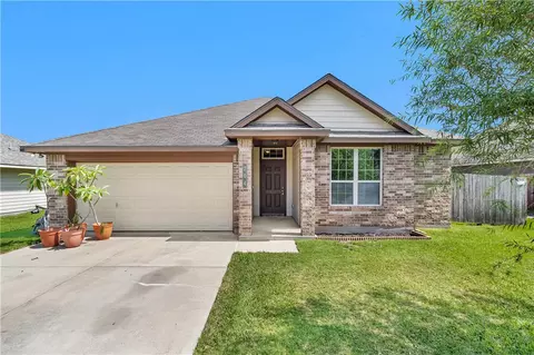 704 Mockingbird St, Navasota, TX 77868