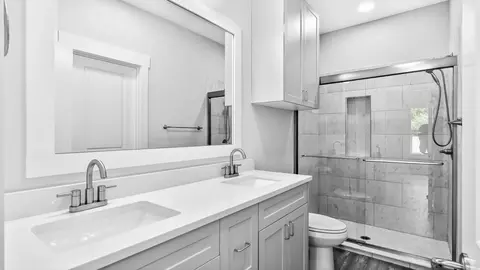 Bath - 1901 Marshall Ave, Bryan, TX 77803 photo 1 of 2