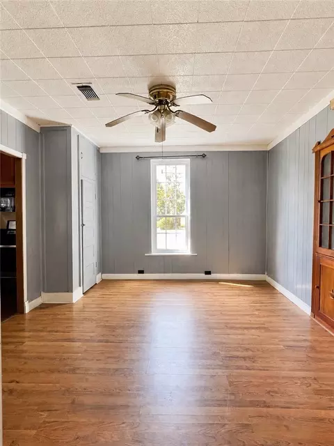616 N Sharp St, Franklin, TX 77856 photo 4