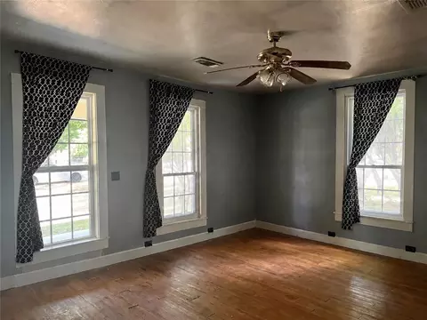 616 N Sharp St, Franklin, TX 77856 photo 3