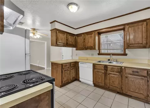 3015 Red Robin Loop, Bryan, TX 77802 photo 6