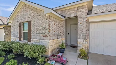2521 River Way Dr, Navasota, TX 77868