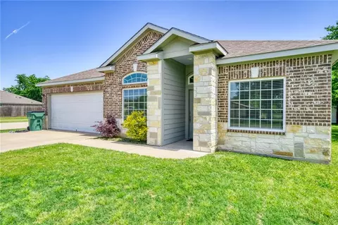 1104 Jennifer St, Madisonville, TX 77864