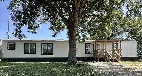 404 E Collins St, Bremond, TX 76629 photo 2