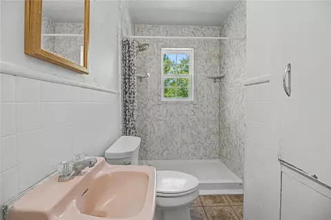 Bath - 307 E Barton St, Calvert, TX 77837 photo 1 of 2
